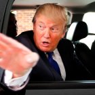 Donadl Trump, en su coche oficial al poco de tomar posesión