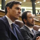 Antonio Hernando, en 2016, secundando a Pedro Sánchez en el Congreso (EP)