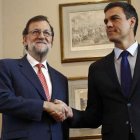 Rajoy y Sánchez, el 26 de agosto pasado, días antes de que el primero consiguiera la investidura en un verano sin pausas