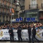 Miembros de Jusapol, este jueves frente a la sede del PP