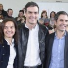 Pedro Sánchez, en el centro, con los dos dirigentes caídos en desgracia, alcaldes de Getafe y de Alcalá