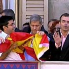 Pisarello y Colau, quitando la bandera de España del Ayuntamiento de Barcelona hace dos años