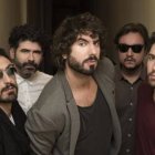 Izal, en el centro, con su banda