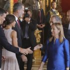 La mueca de perplejidad de Pastor y doña Letizia dando la espalda