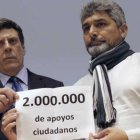 Los padres de Diana Quer y Mari Luz Cortés, mostrando los dos millones de firmas recogidas ya a favor de la prisión permanente revisable