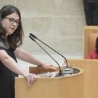 La socialista Concha Andreu escucha a la diputada de Podemos Raquel Moreno en el Parlamento riojano.