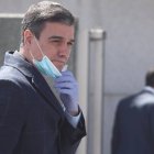 Sánchez, durante su visita a una fábrica de respiradores, se dispone a hablar a la prensa.