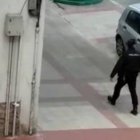 Un policía nacional, este lunes en Logroño.