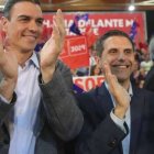 Javier Rodríguez Palacios, junto a Pedro Sánchez en un acto electoral