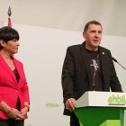 Maddlen Iriarte y su jefe de filas, Arnaldo Otegi.