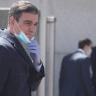 Las mascarillas 'fake' de Pedro Sánchez la lían gorda en un hospital de Murcia