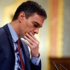 Sánchez, con gesto cabizbajo en el Congreso.