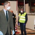 Felipe VI, este jueves, junto a profesionales sanitarios en el Hospital en Ifema, en Madrid.