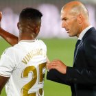 Zidane dando instrucciones a Vinicius durante un encuentro del Real Madrid.