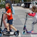 Niñas paseando con mascarillas