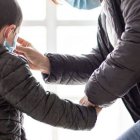 Un niño preparándose para salir a la calle