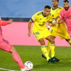 Jovic y Benzema, atacando el área del Cádiz en el encuentro que el Madrid perdió este sábado.