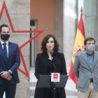 Isabel Díaz Ayuso, el vicepresidente regional Ignacio Aguado y el alcalde de Madrid, José Luis Martínez-Almeida, durante el homenaje a las víctimas del Covid.