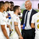 Los jugadores del Real Madrid rodean a Zidane en un encuentro de la pasada temporada.