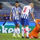 Pepe ayuda a Cristiano a levantarse en una acción del duelo Oporto-Juventus de octavos de la Champions.