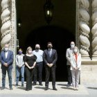 Momento del minuto de silencio guardado en las puertas del Ayuntamiento de Alicante