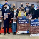 La vicealcaldesa y concejal de Turismo junto con los representantes de la hostelería alicantina