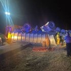 Los bomberos tuvieron que rescatar el cadáver del conductor que quedó atrapado en la cabina