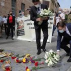 Ximo Puig y Luis Barcala durante la ofrenda de flores a las víctimas del bombardeo del Mercado Central de Alicante