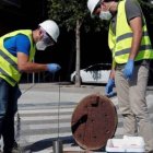 Los técnicos de Aguas de Alicante comprueban el estado de las aguas residuales en varios puntros de la ciudad