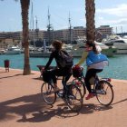 Cicloturistas por el puerto deportivo de Alicante / Foto: Alicante Cicloturismo