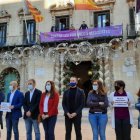 Los concejales de PSOE, Compromís y Podemos han mostrado unos carteles contra la ordenanza antes del pleno