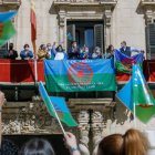 La bandera del pueblo gitano luce en el balcón del Ayuntamiento de Alicante