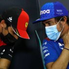 Carlos Sainz y Fernando Alonso, conversando durante los entrenamientos en Bahrein.