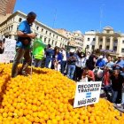 Los agricultores han abocado 8.000 kg. de naranjas en la plaza de la Montañeta