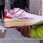 Un joven sostiene un modelo de zapatillas exclusivas de 220 euros (Atresmedia)