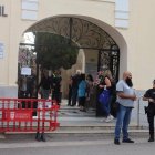 Policía Nacional en la entrada del cementerio de Torrent.