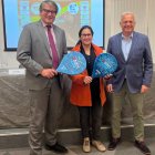 En la fotografía, el presidente de la Federación de Pádel de la Comunidad Valenciana, Alfonso Monferrer, y Ana Lucía Pérez Gómez de la junta directiva de FEDDI, junto a Pau Pérez Rico, director regional de Comunicación y Relaciones Institucionales de El Corte Inglés.