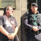 Jordi Pesarrodona burlándose de un guardia civil.