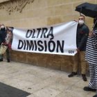 Un grupo de manifestantes exige la dimisión de Oltra frente a Les Corts