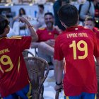 Aficionados españoles apoyando a la selección.