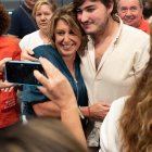 La senadora Susana Díaz arropada por el público en un acto organizado por el PSOE.