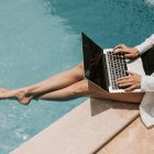 Una chica en una piscina con un ordenador portátil.
PEXELS
04/7/2024