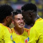 El exmadridista James, celebrando el gol del triunfo con sus compañeros Mogica y Sánchez.