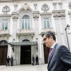 El ministro de Presidencia, Justicia y Relaciones con las Cortes, Félix Bolaños, ante las puertas del Tribunal Supremo.