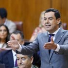 El presidente de la Junta de Andalucía, Juanma Moreno, en el pleno del Parlamento.