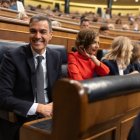 El presidente del Gobierno, Pedro Sánchez junto a las vicepresidentas y ministras María Jesús Montero y Yolanda Díaz.