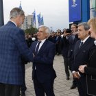 El Rey Felipe VI saluda al presidente de la Real Federación Española de Fútbol, Pedro Rocha en la previa del España-Italia.