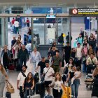 Cientos de turistas a su llegada al aeropuerto de Málaga, donde prevé más de 2.150 operaciones en el  inicio de julio, dicha actividad supera a la de este mismo periodo de 2023, que fue el mejor año de la historia de esta infraestructura a 1 de julio de 2024 en Málaga, Andalucía./Álex Zea.