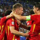 Los jugadores de la selección española celebran un gol.