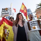 Una imagen de Begoña Gómez, portada por varios manifestantes el día en el que la esposa del presidente del Gobierno fue a declarar.